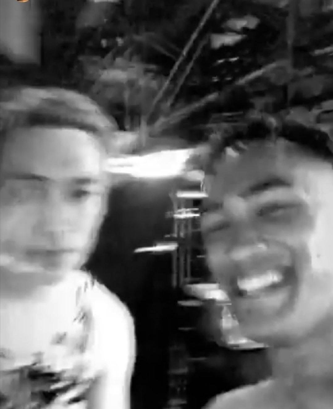 肖战最新微博泳池