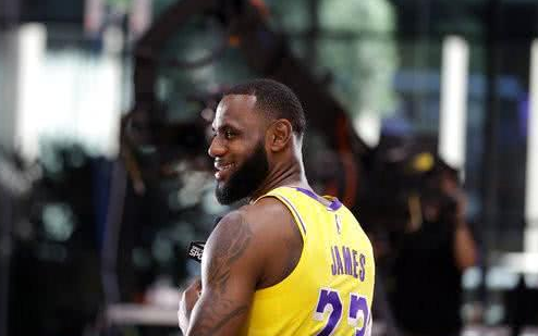 篮球巨星詹姆斯的新征程动态更新