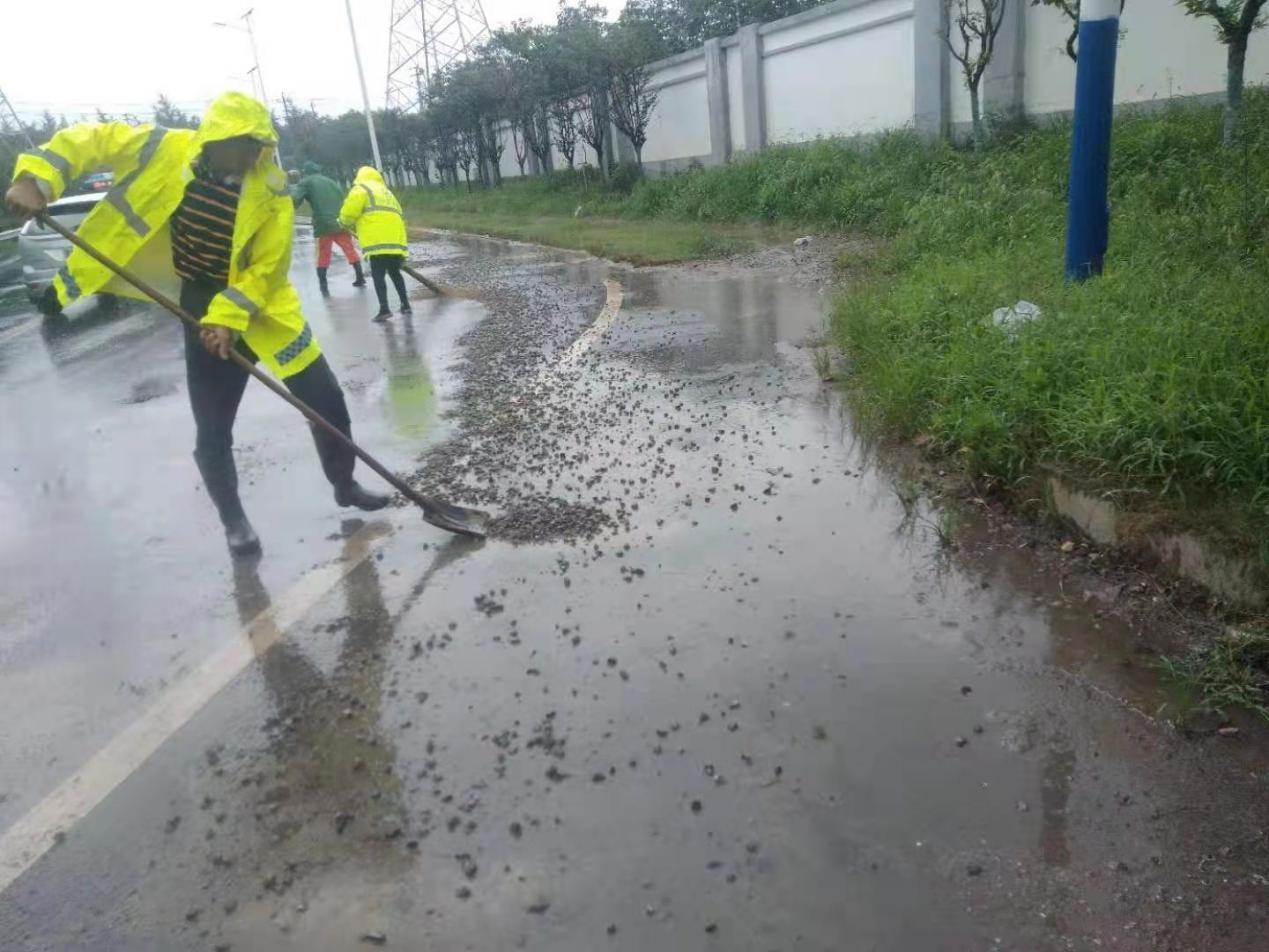 栖霞暴雨后的隐秘小巷，特色小店揭秘