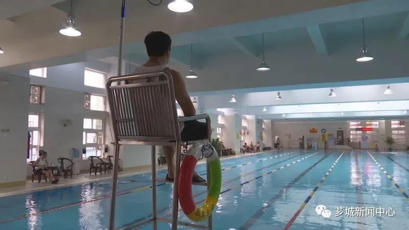 探索小巷中的水上乐园，游泳比赛方案揭晓