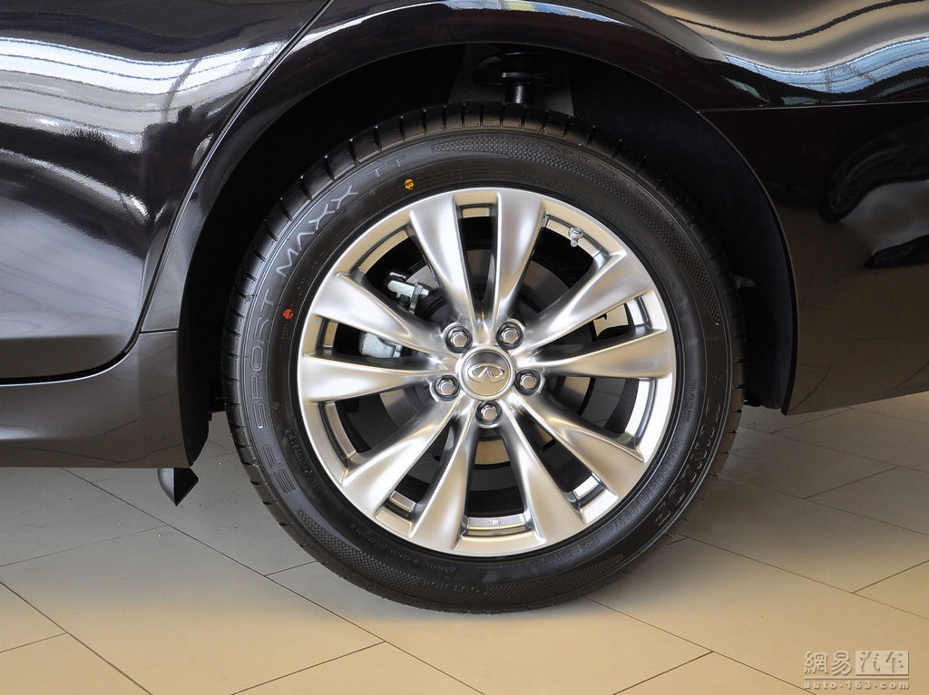 英菲尼迪轮胎价格揭秘与日常故事分享