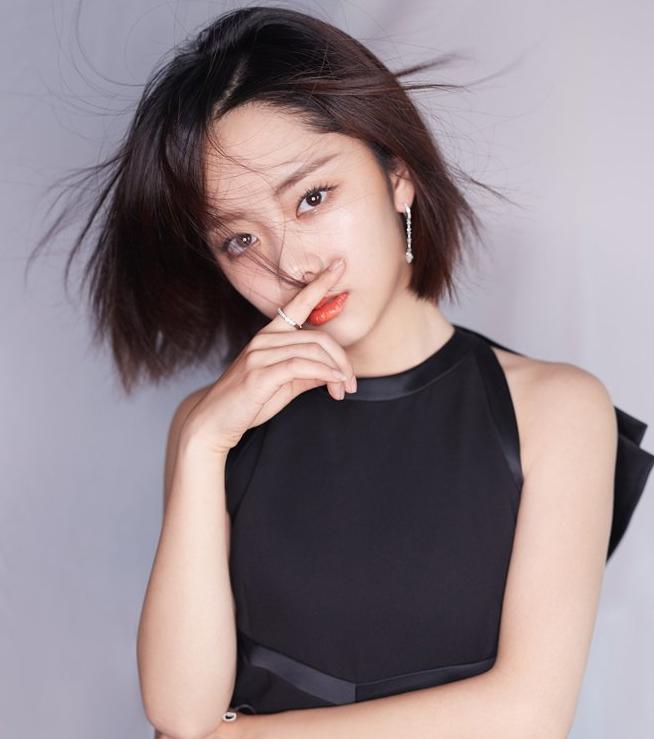 谭松韵短发造型照，科技美学新典范亮相惊艳四方