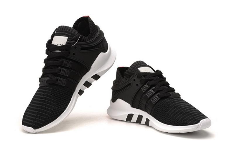 阿迪达斯新款女鞋潮流盘点，时尚小城的潮流故事