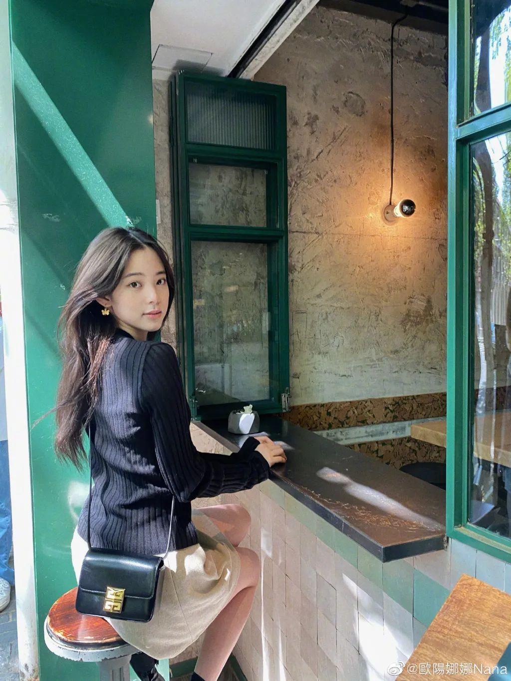 亚洲明星换脸,亚洲明星换脸，小巷中的秘密美妆魔法屋