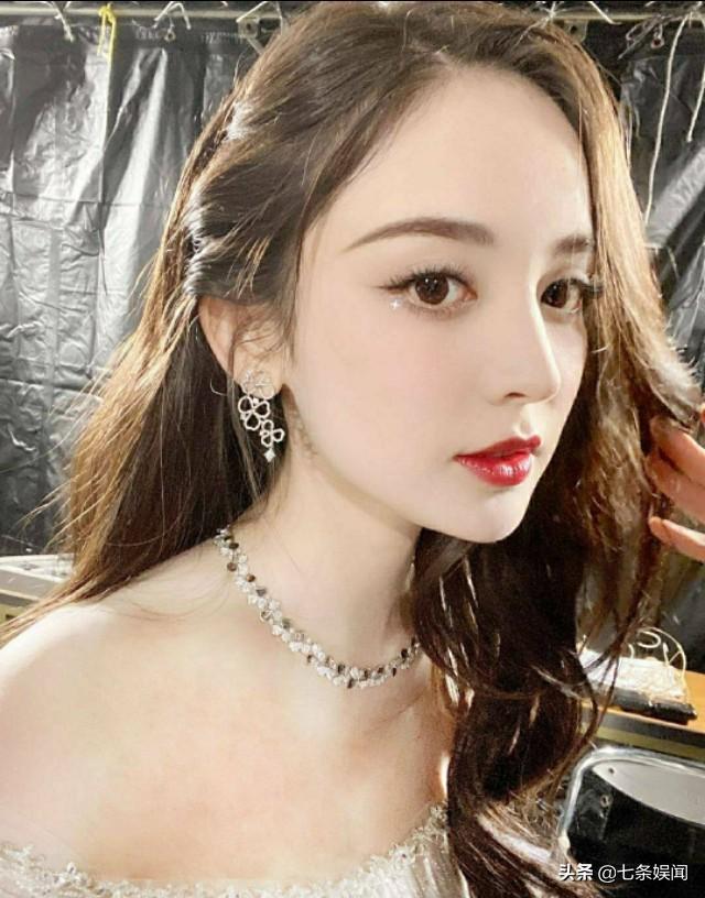 英语作文，我喜欢的明星——励志之光，闪耀梦想舞台